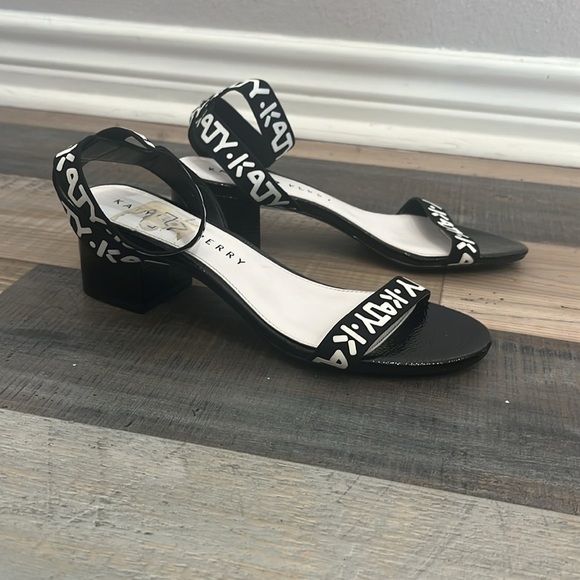 Katy Perry The IZZY Elastic Patent Heeled Sandals Black size 7M/37 Black White - Picture 6 of 11